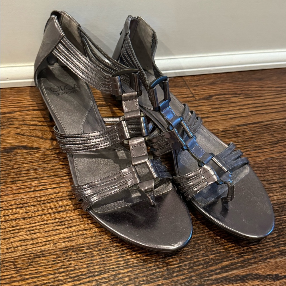 Women’s Circa gray metallic flat sandals sizes 9.5